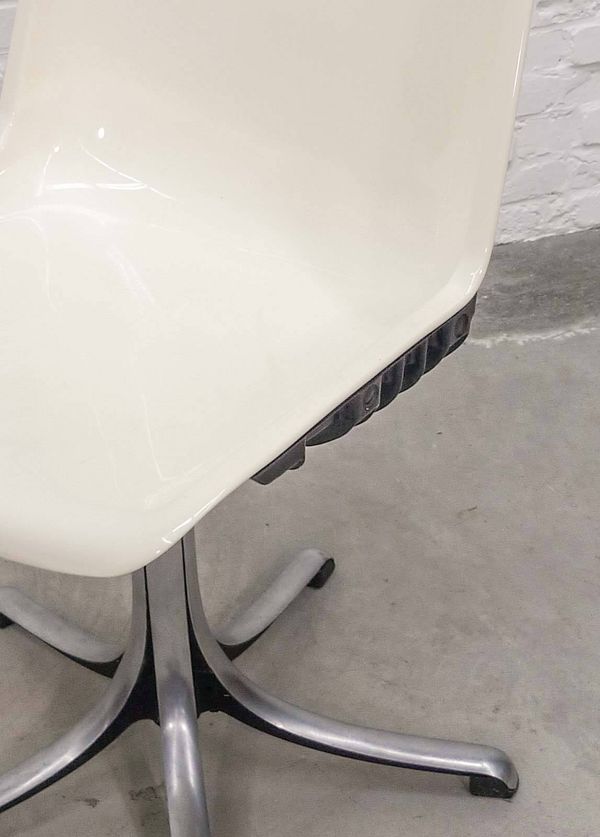 Chaises de bureau blanches Osvaldo Borsani « Modus » en fibre de verre et aluminium, années 70