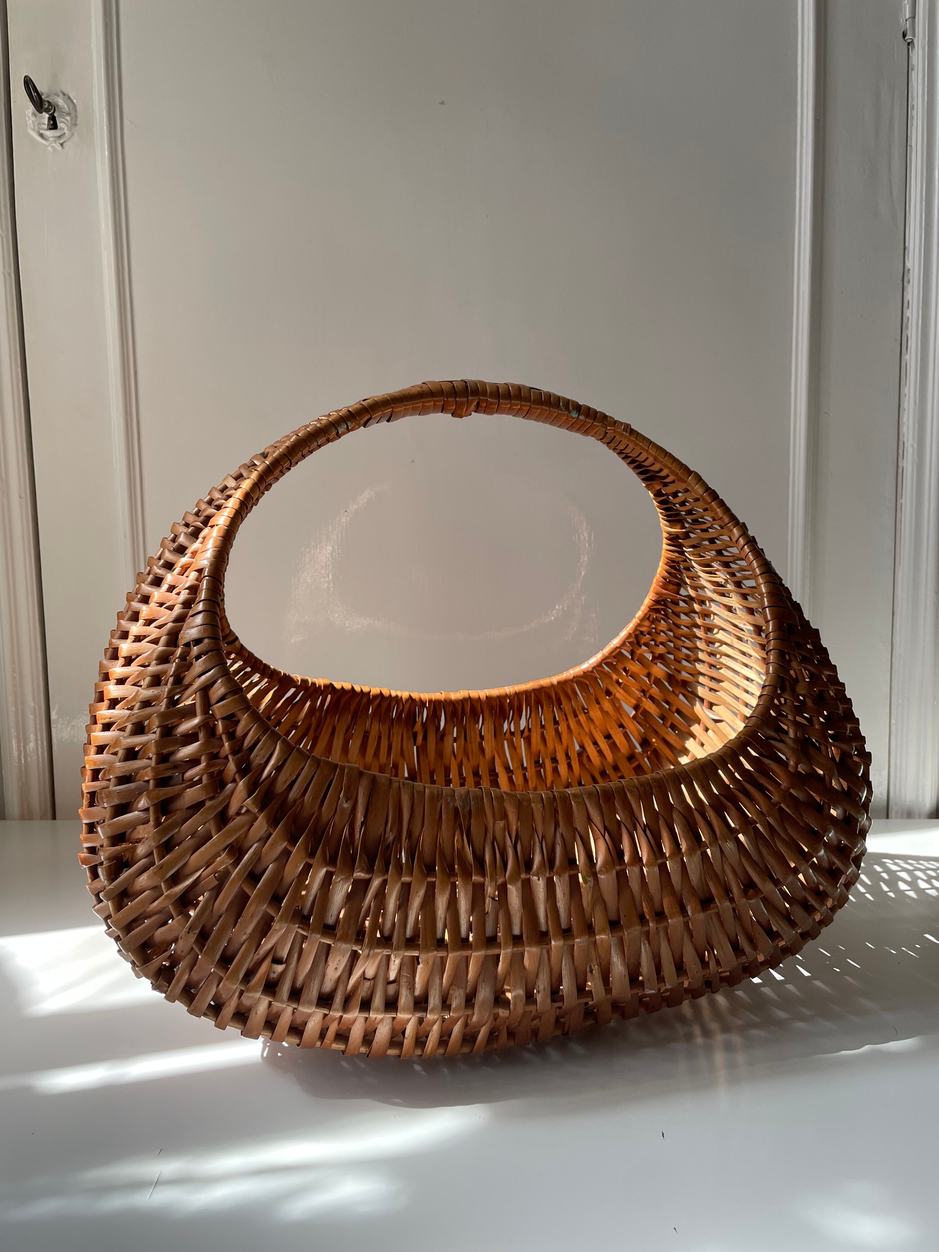 Wicker gondola basket