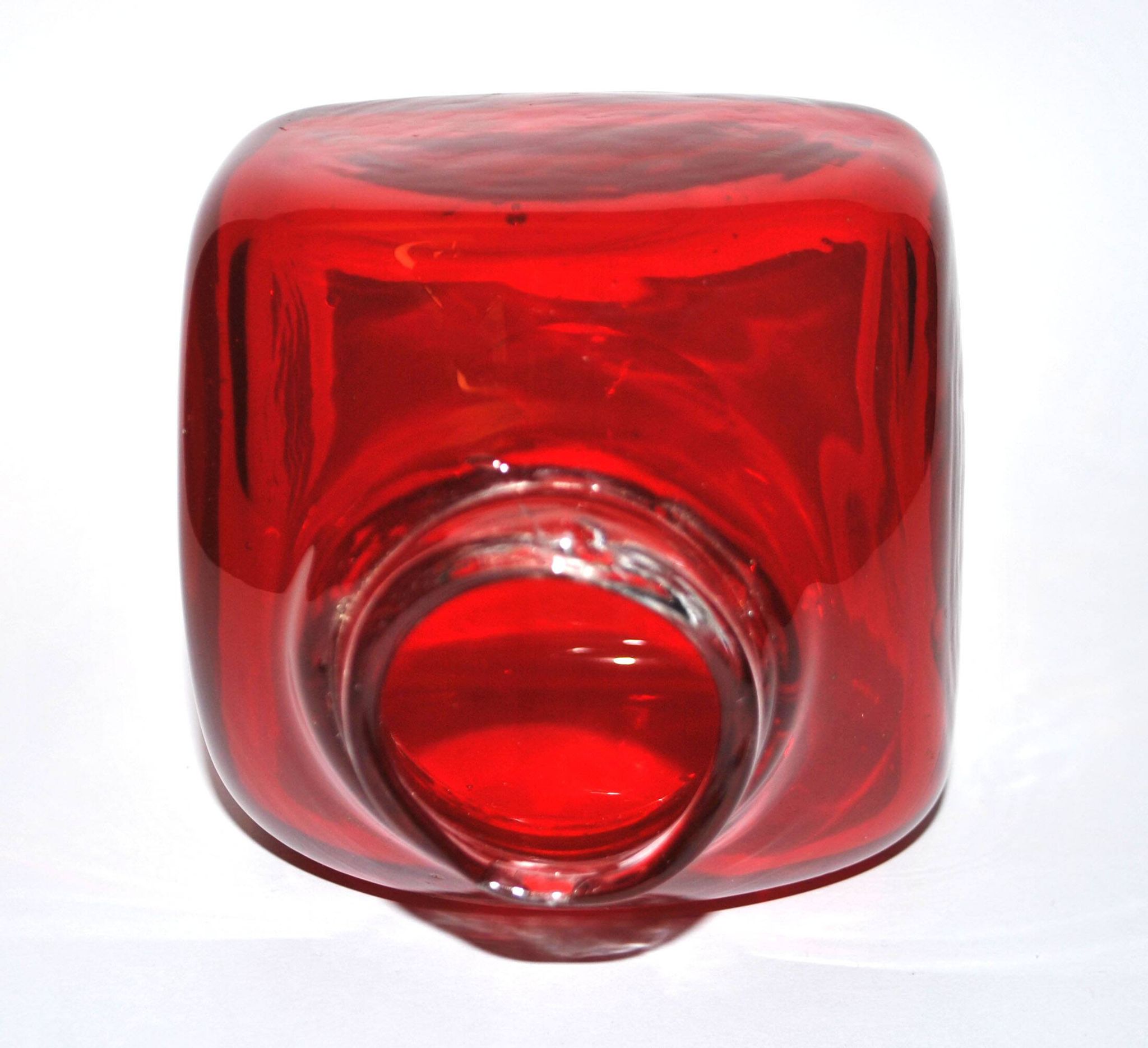 Vase carré en verre soufflé rouge
