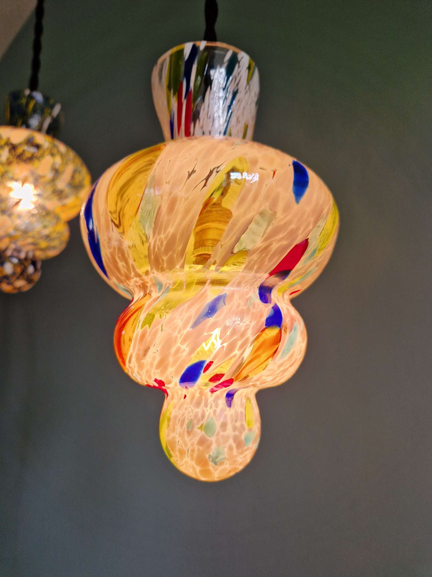Duo de suspensions en verre soufflé multicolore, Murano, 1950-60