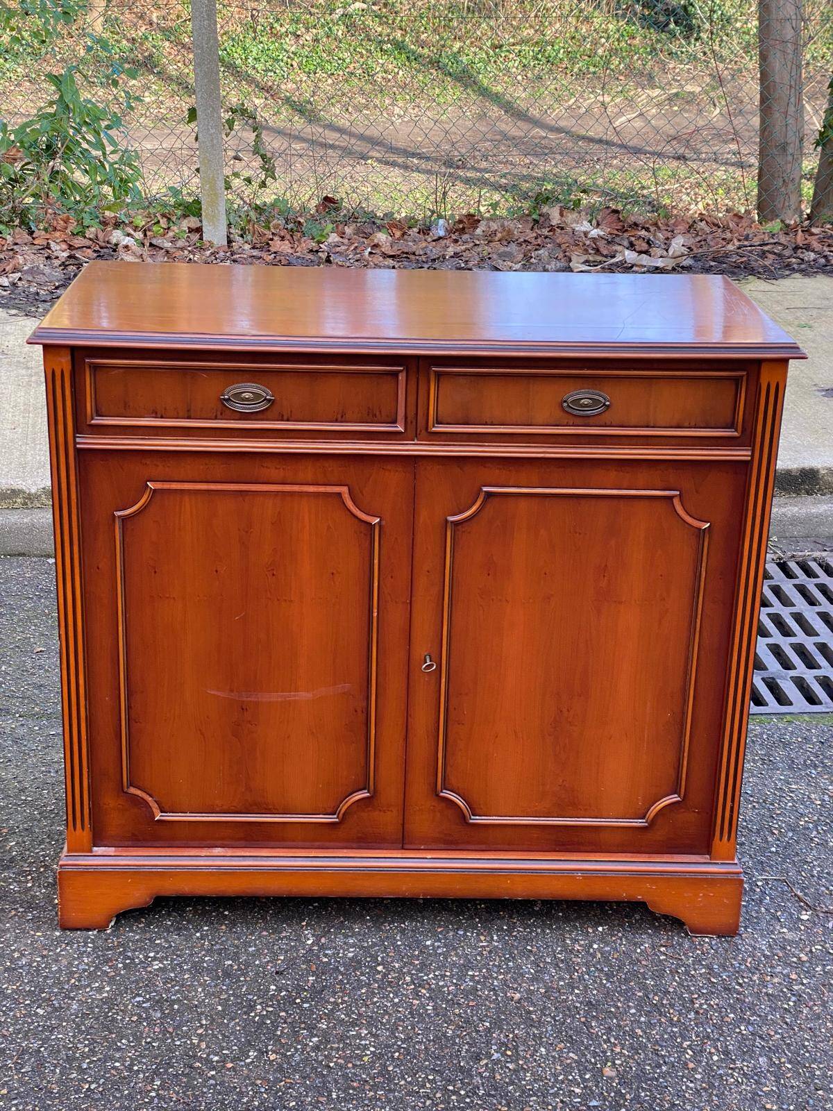 English display cabinet with 2 doors, mahogany imitation, 1990.