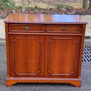 English display cabinet with 2 doors, mahogany imitation, 1990.