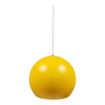 Spherical pendant lamp in sunny yellow.