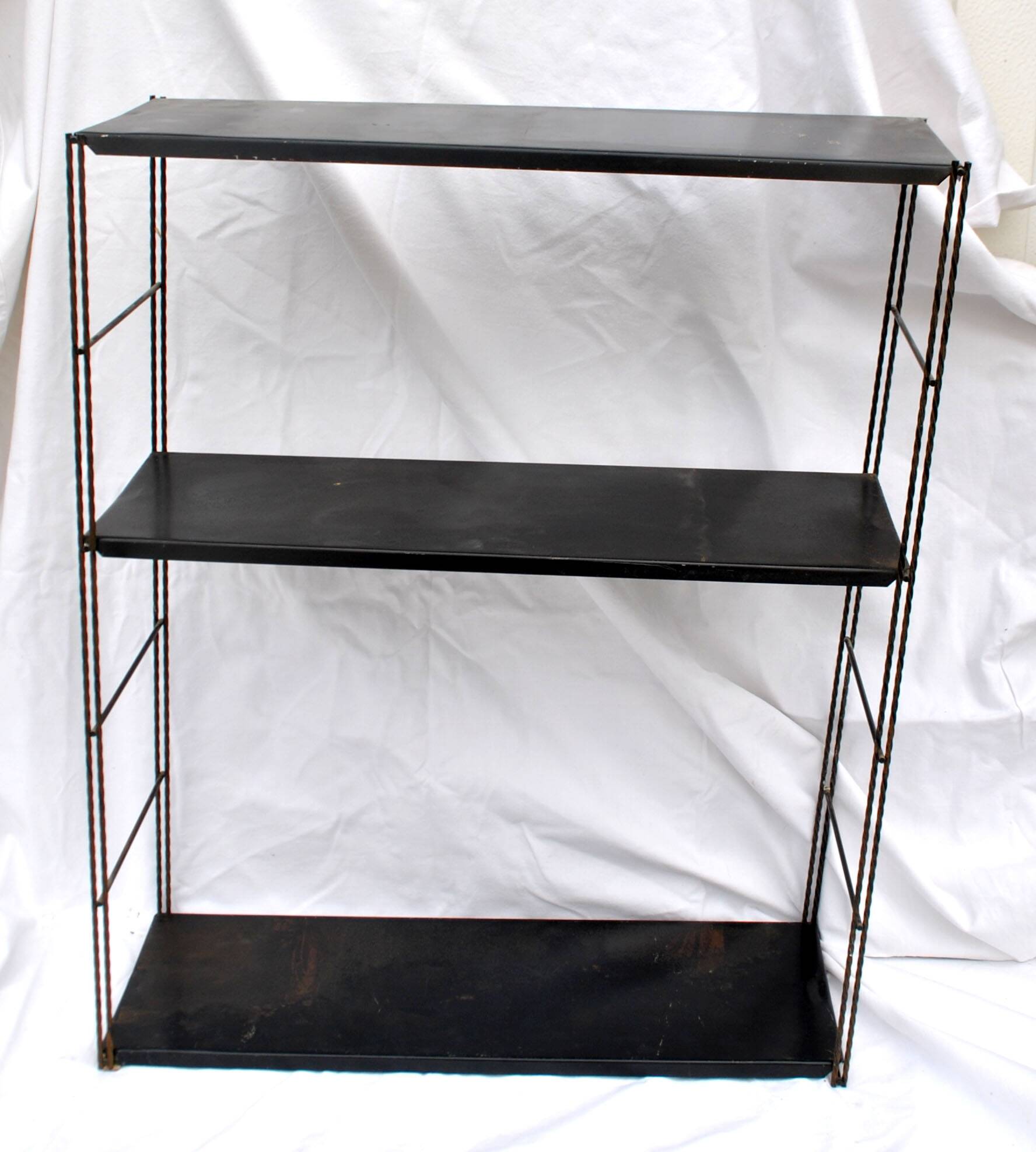 Etagère string moderniste modulable en fer forgé et tôle noir, 1950-1960