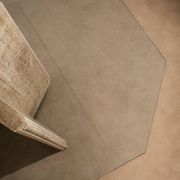 Table de salle à manger en travertin et verre fumé