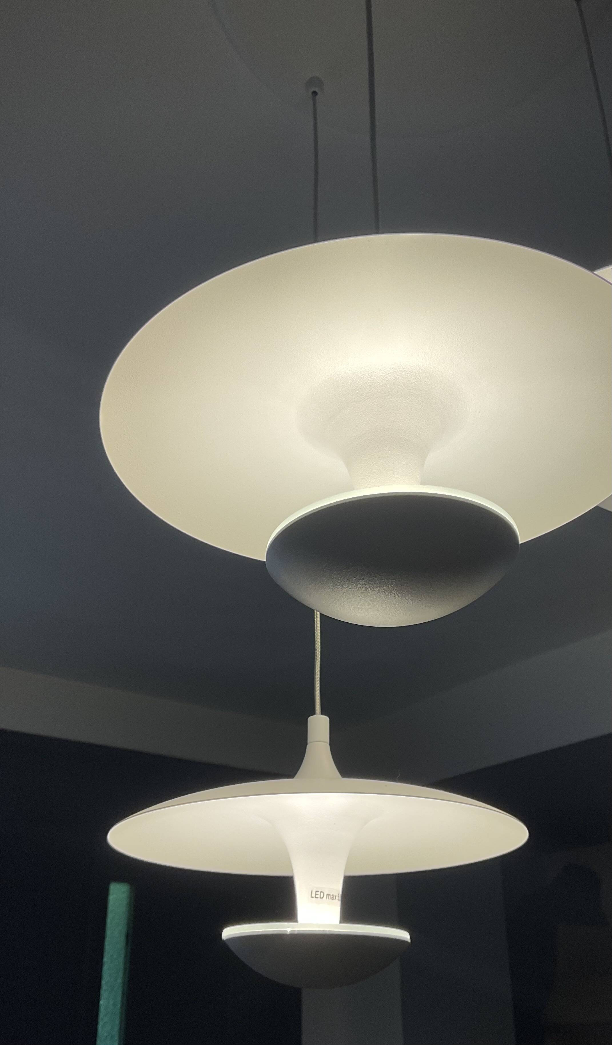 Suspension cascade design 3 white metal saucers