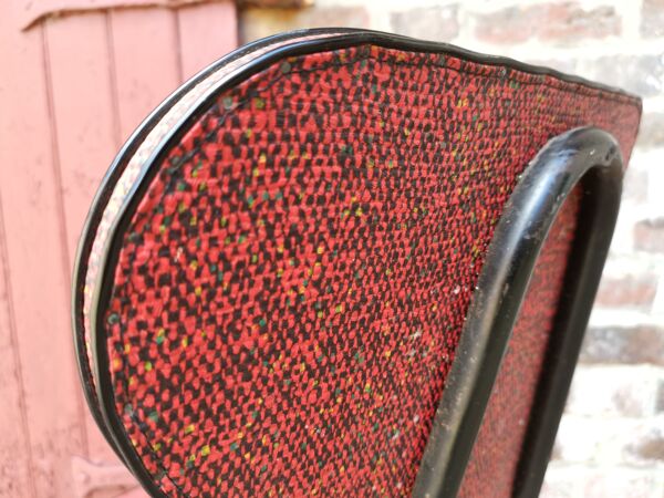 Paire de chaises métal vinyle rouge et blanc moucheté noir, marque Cimca