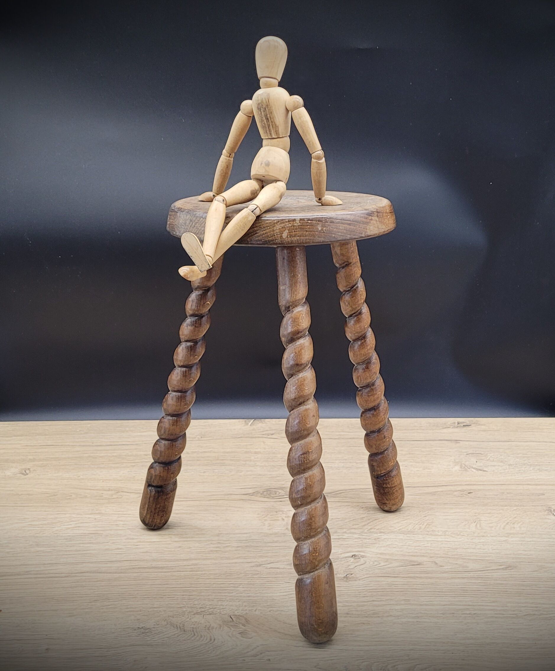 Tripod stool with turned feet