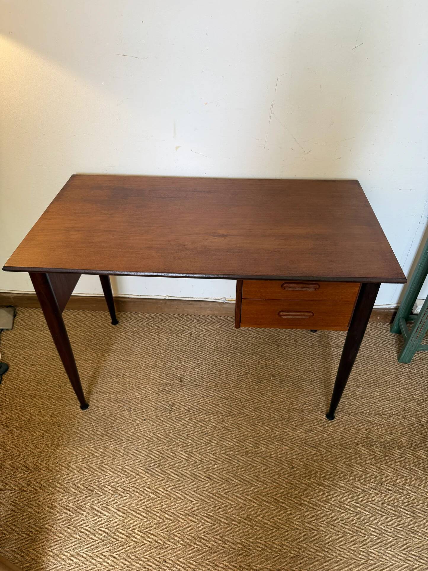 Bureau vintage style scandinave pieds fuselés