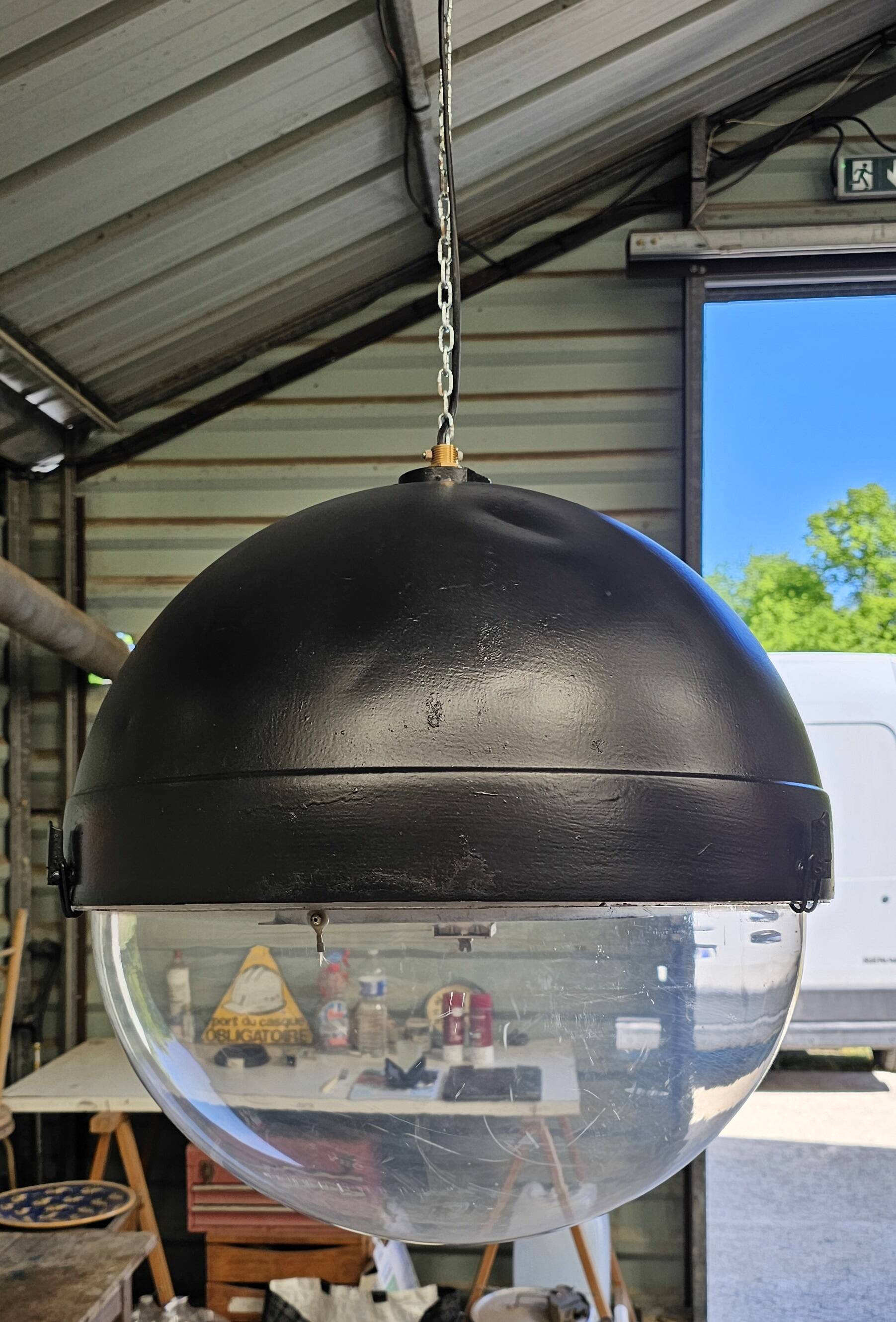 Old lantern - public lighting suspension of the city of Paris