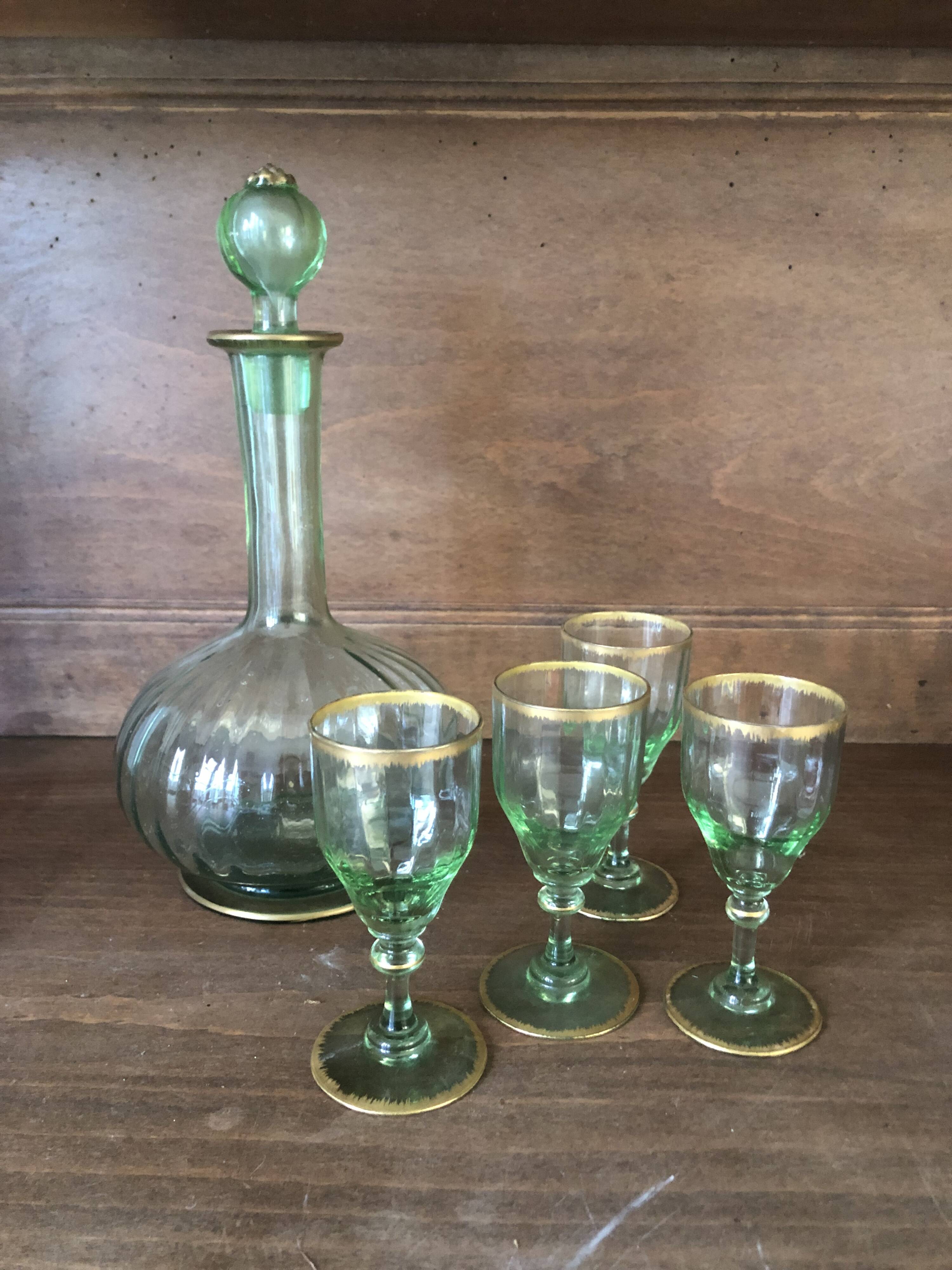 Carafe à liqueur avec ses verres en verre vert et doré