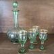 Carafe à liqueur avec ses verres en verre vert et doré