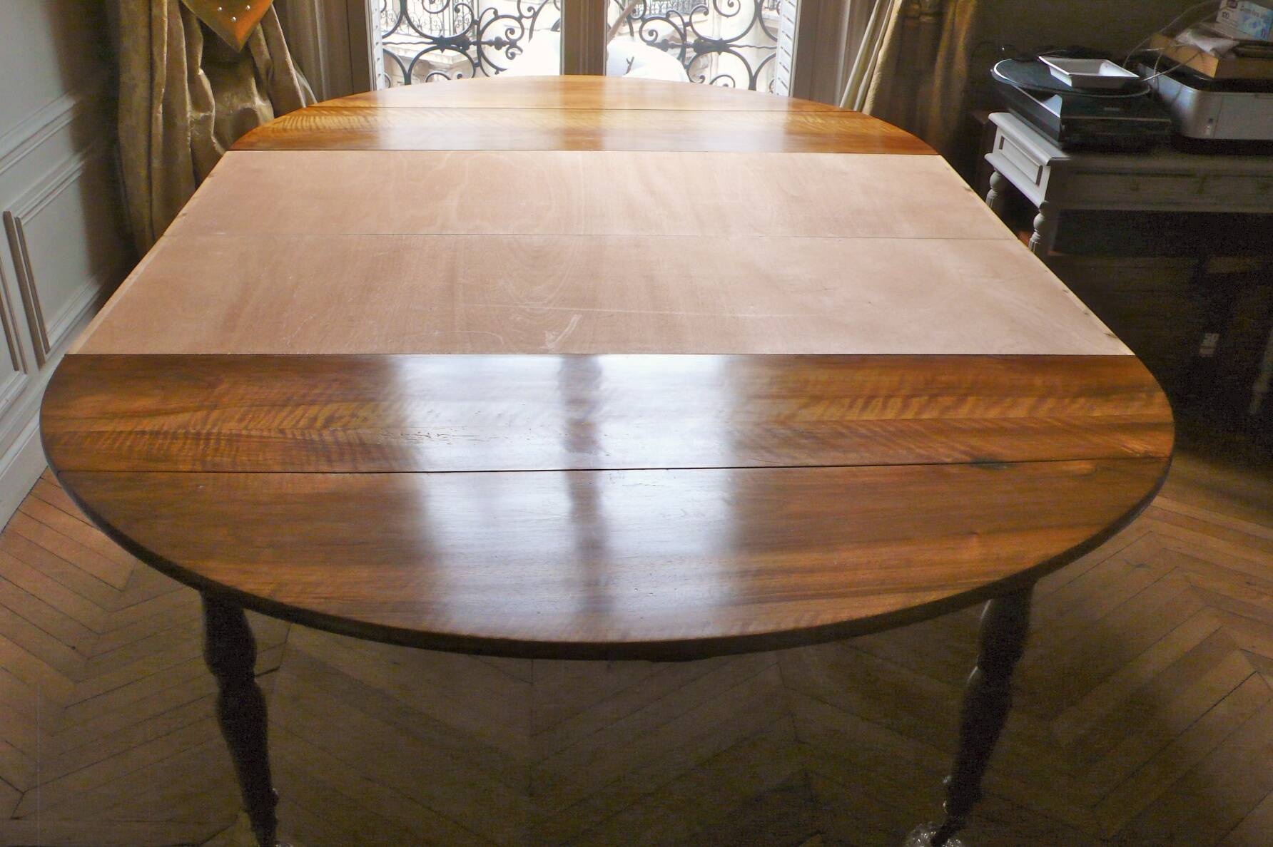 Magnificent 19th century walnut dining table