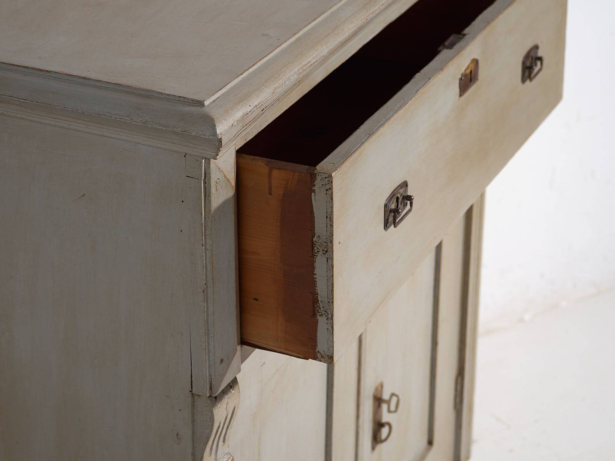 Old Provençal French chest of drawers (c.1920)