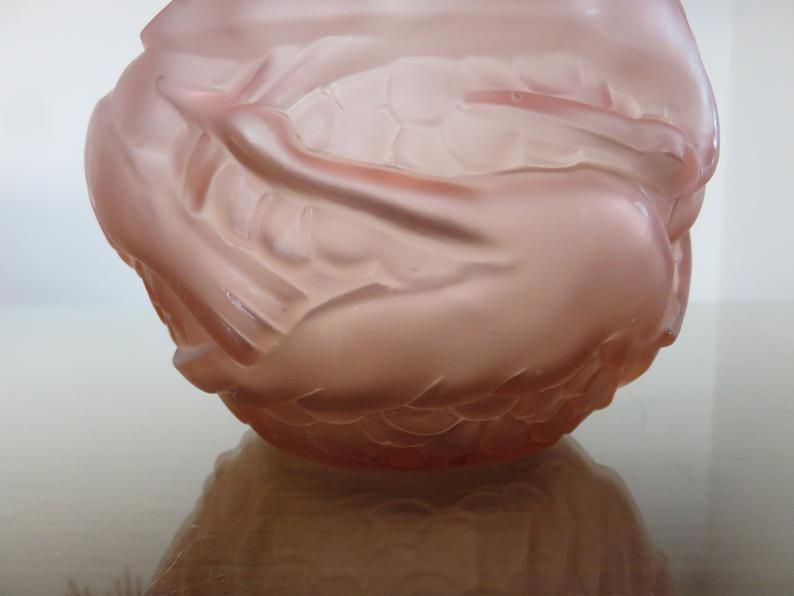 Art Deco vase in pink moulded glass "bird motif" 40s