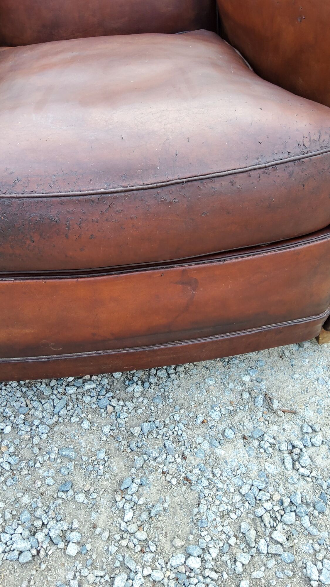 Paire de fauteuils club en cuir brun des années 30