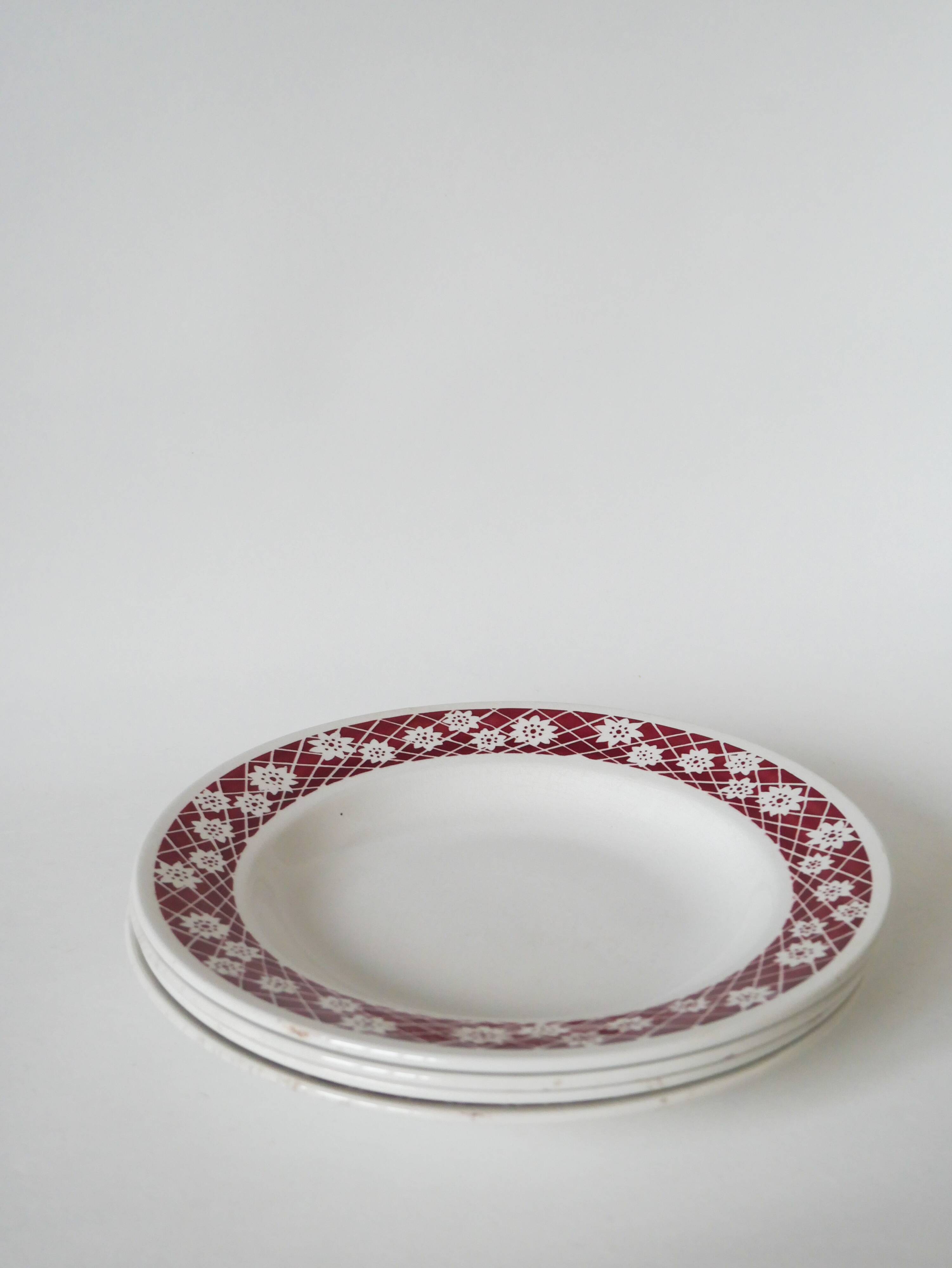 Set of 4 Saint Amand soup plates with burgundy flower outlines 1950