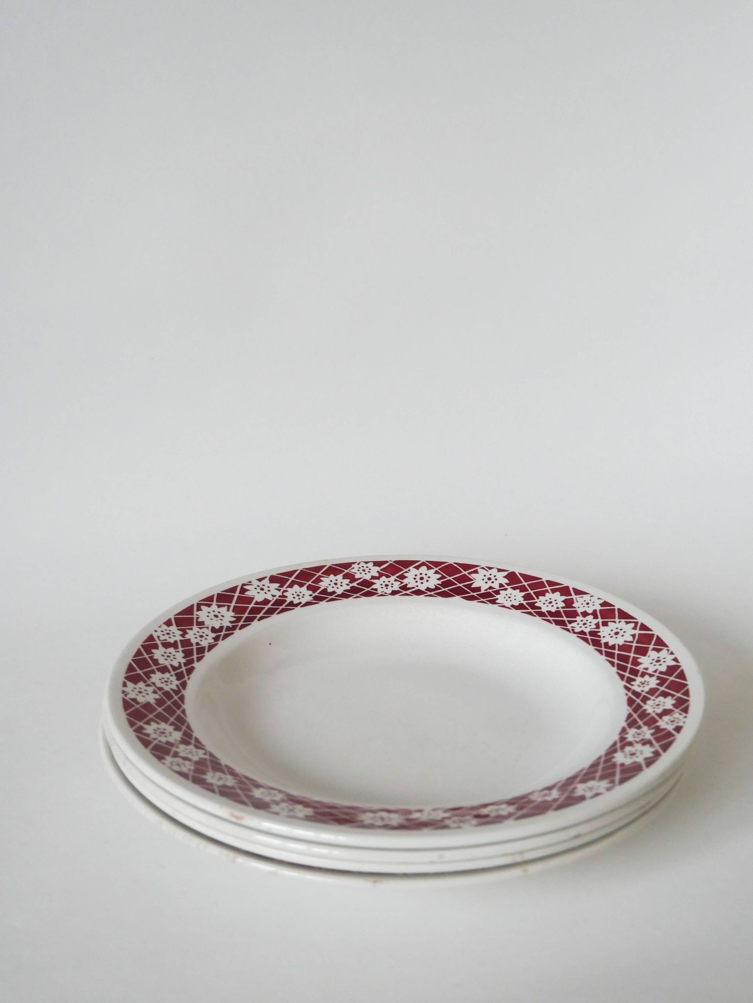 Set of 4 Saint Amand soup plates with burgundy flower outlines 1950