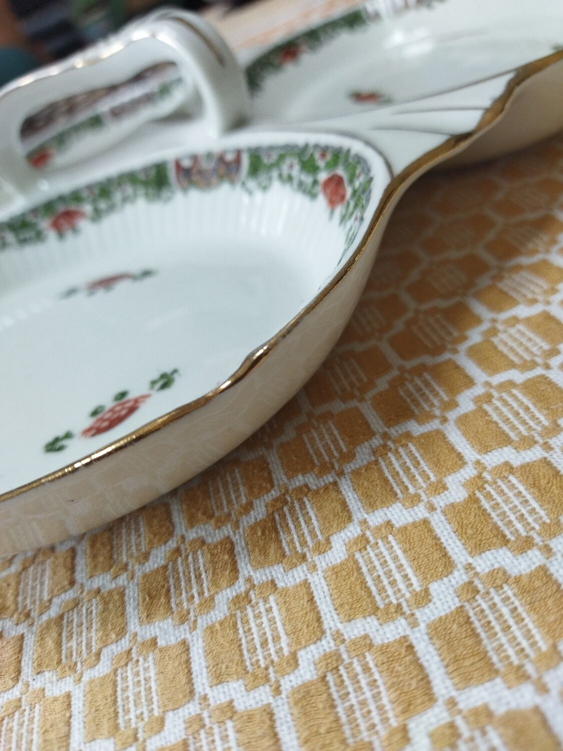 Porcelain beggar's dish