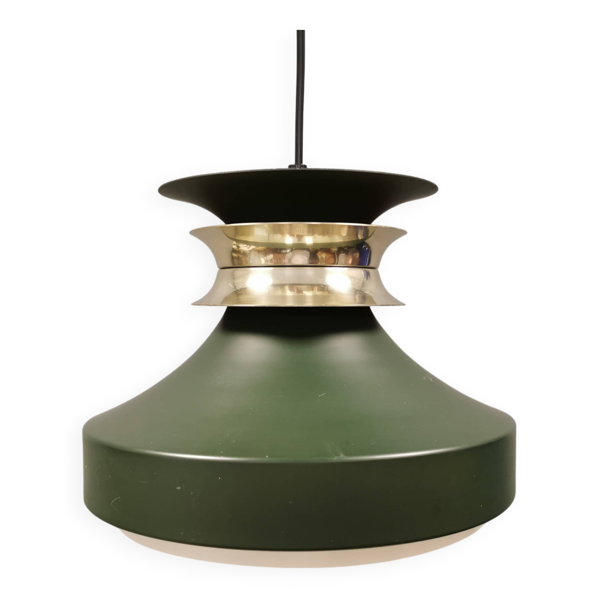 Hanging lamp in green lacquered metal with golden “ring” and bottom grille.