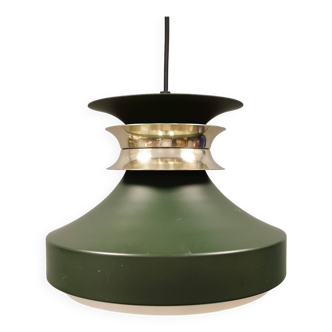 Hanging lamp in green lacquered metal with golden “ring” and bottom grille.