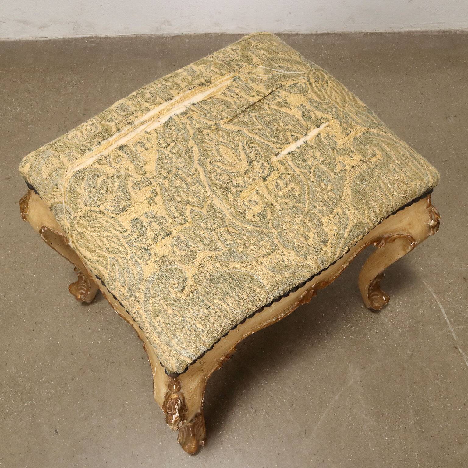 Paire de poufs antiques de style baroque en bois doré, 19e siècle.