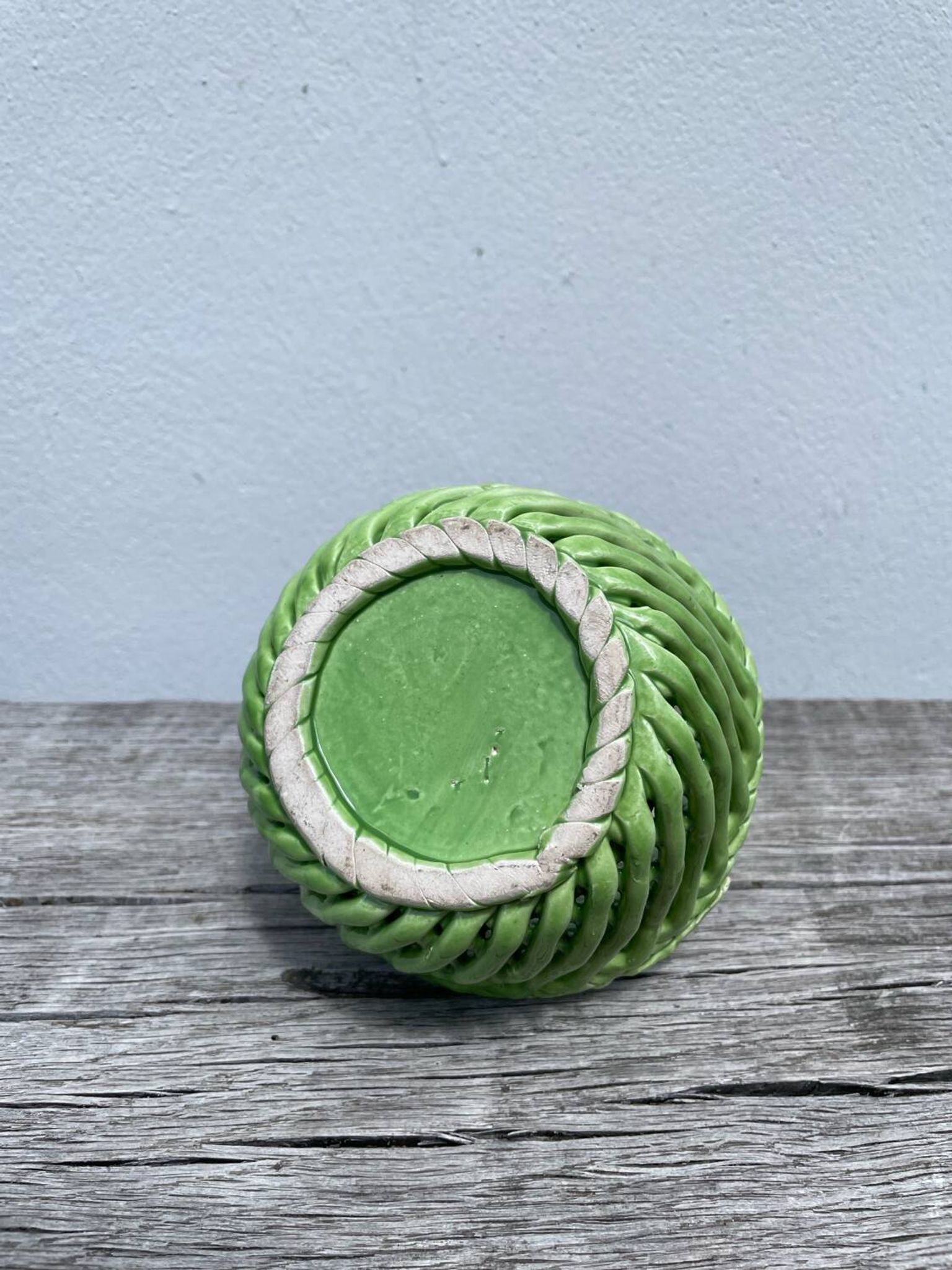 Plat panier en faïence tressée vert / céramique ancienne