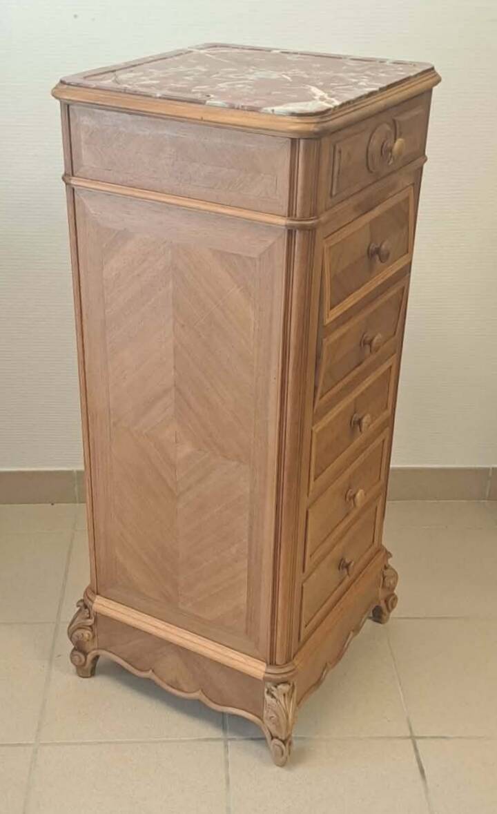 Oak chest of drawers