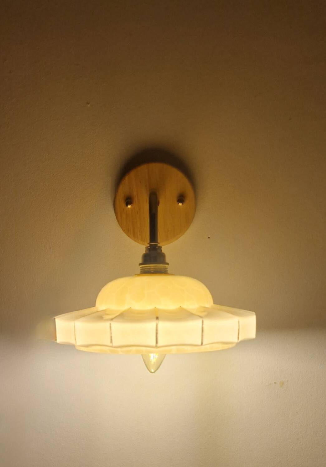 Art Deco wall lamp in marbled pink Clichy glass