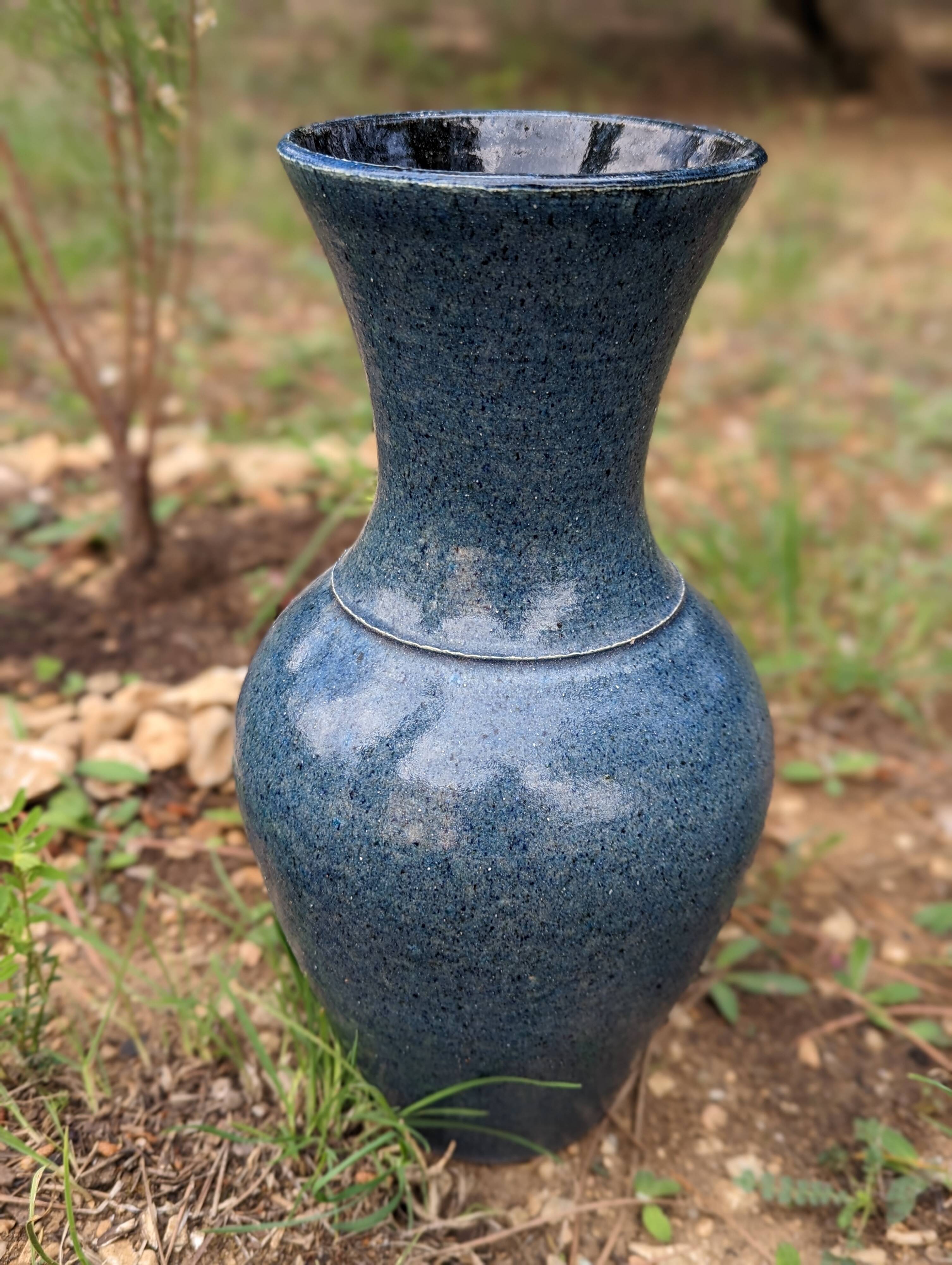 Accolay, ceramic vase