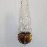 Paire d'appliques en métal doré et verre moulé, France vers 1960