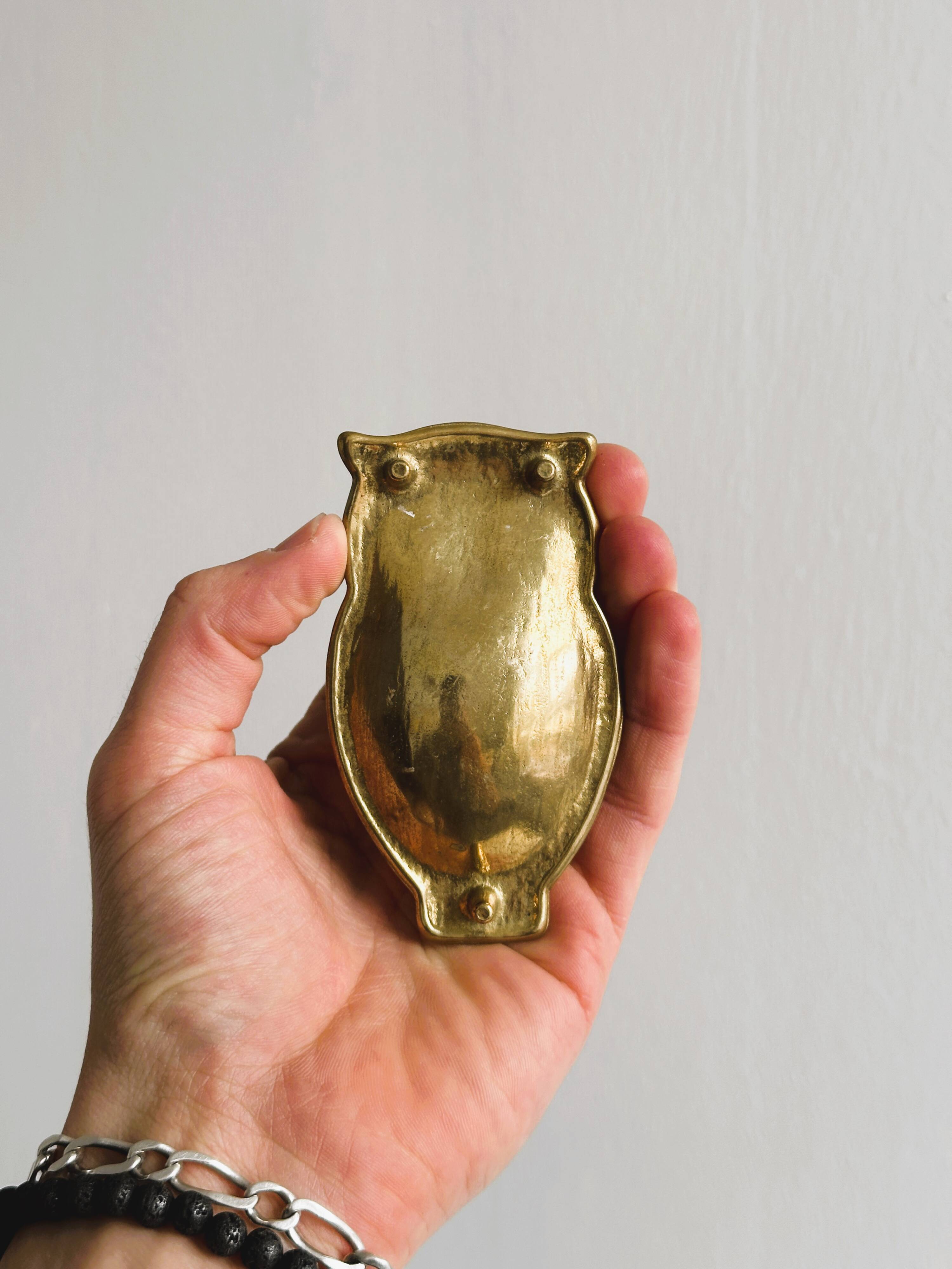 Gold metal owl pocket emptier