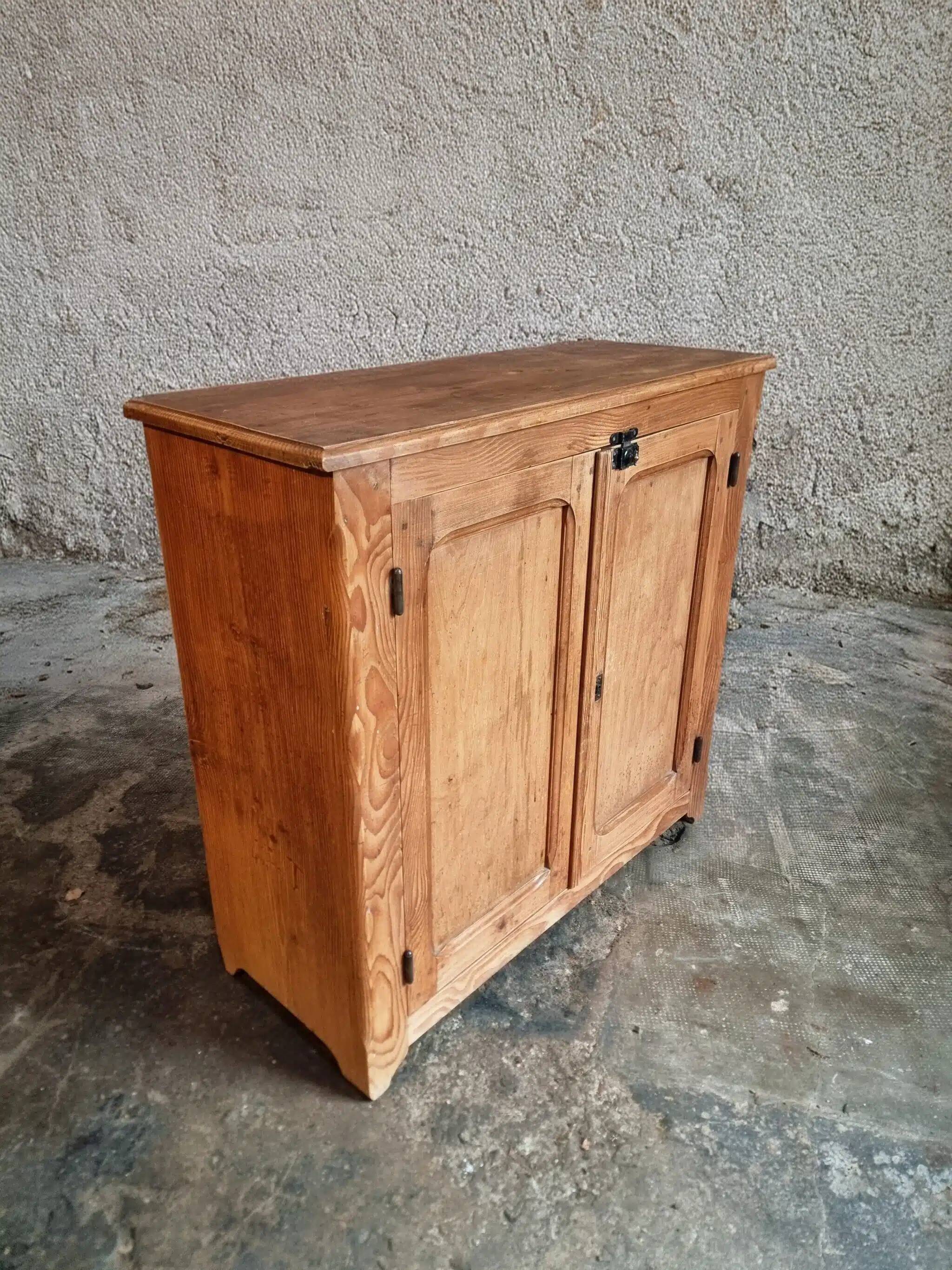 Buffet ancien français en pin, début du XXe siècle