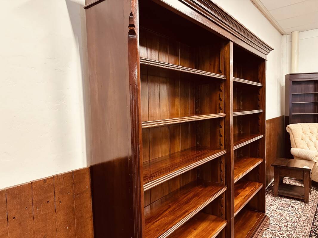 Bibliothèque classique en acajou anglais