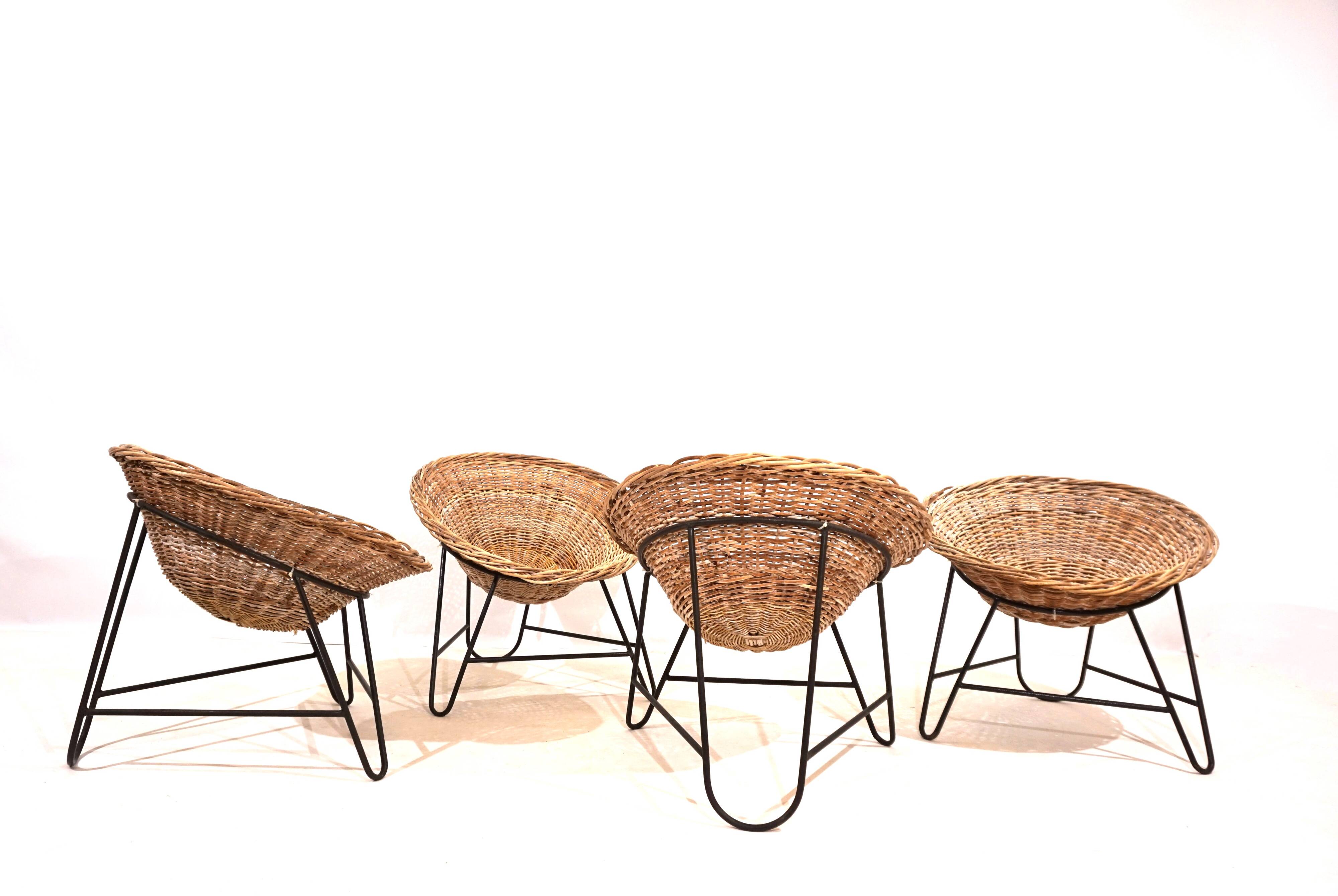 Suite de 4 chaises cosses en rotin années 60