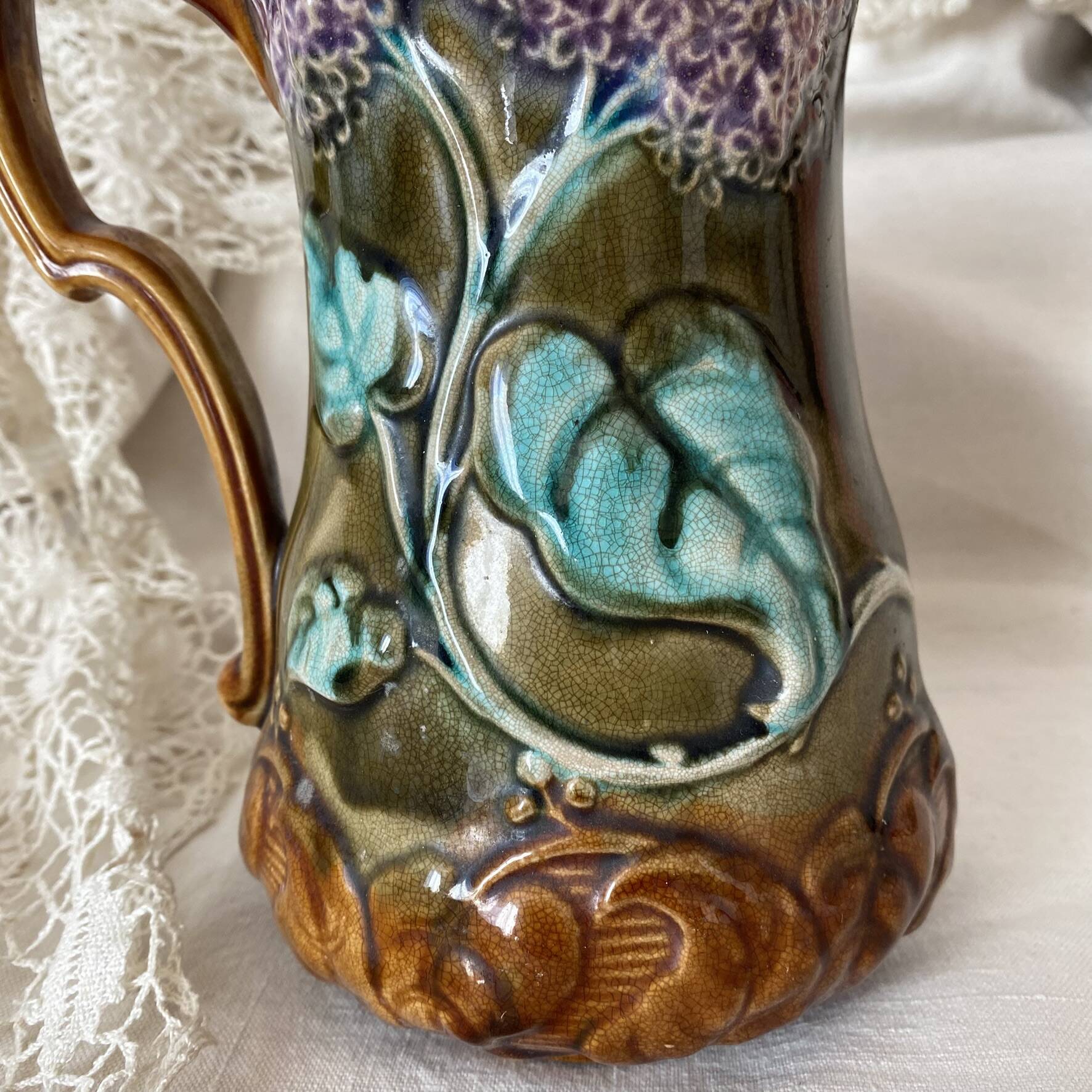 Pichet en barbotine Onaing décor Lilas art nouveau