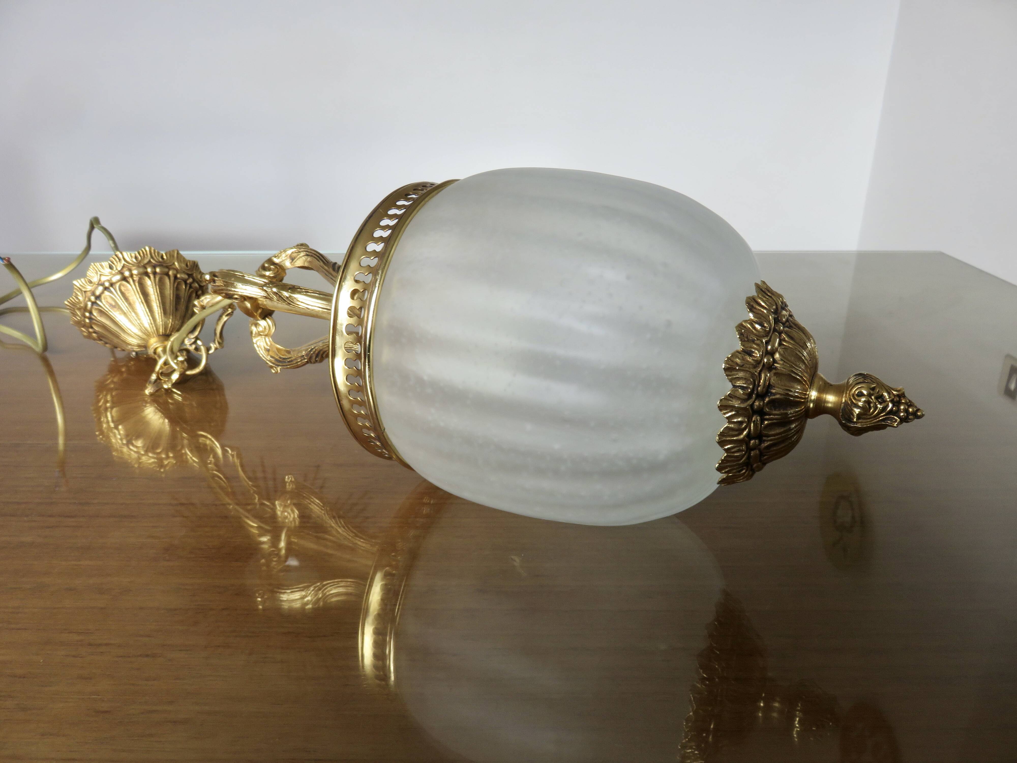 suspension style empire in gilded bronze and speckled frosted glass