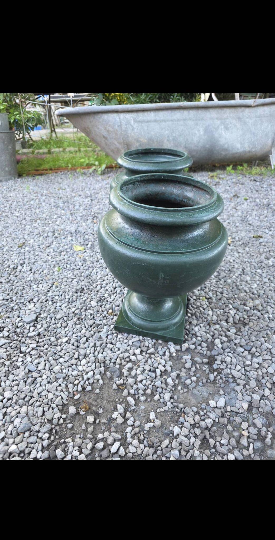 Pair of Medici vases in cast iron from the 19th century.