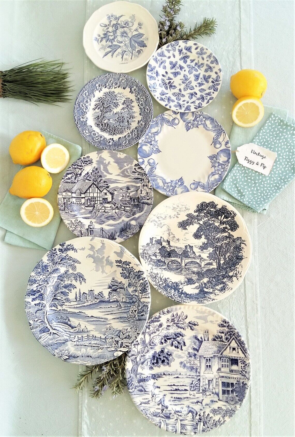 Huit assiettes bleues et blanches dépareillées