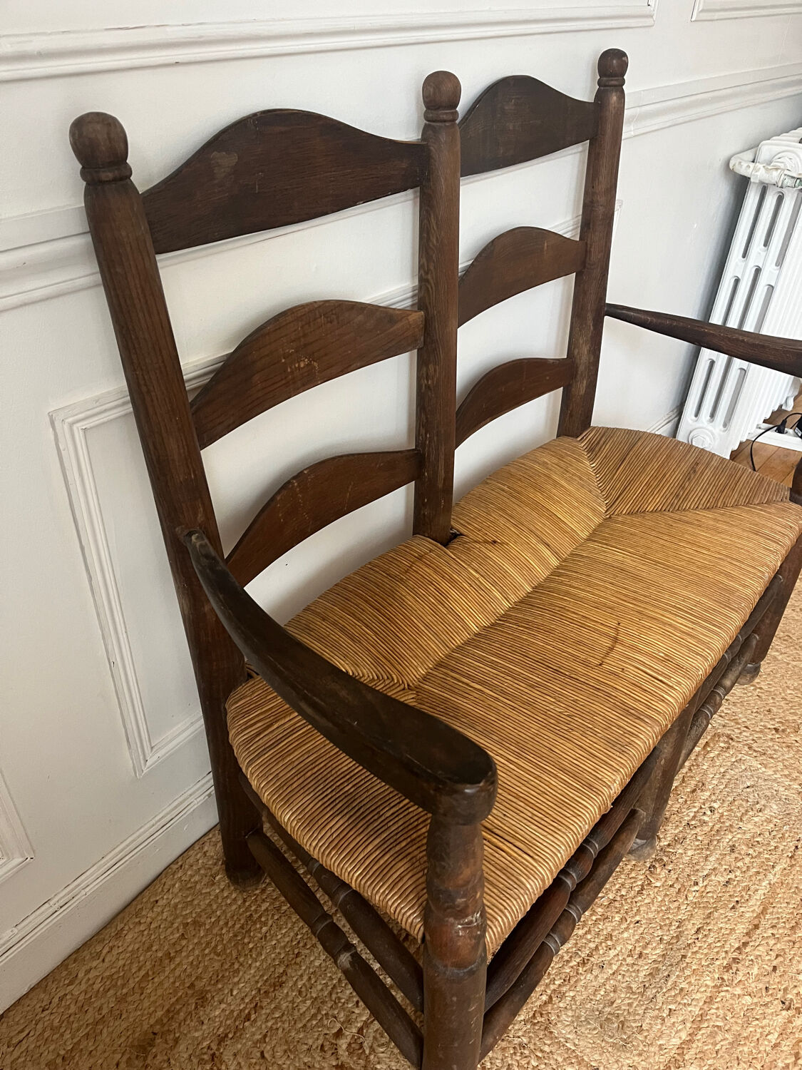 Wood and straw banquette