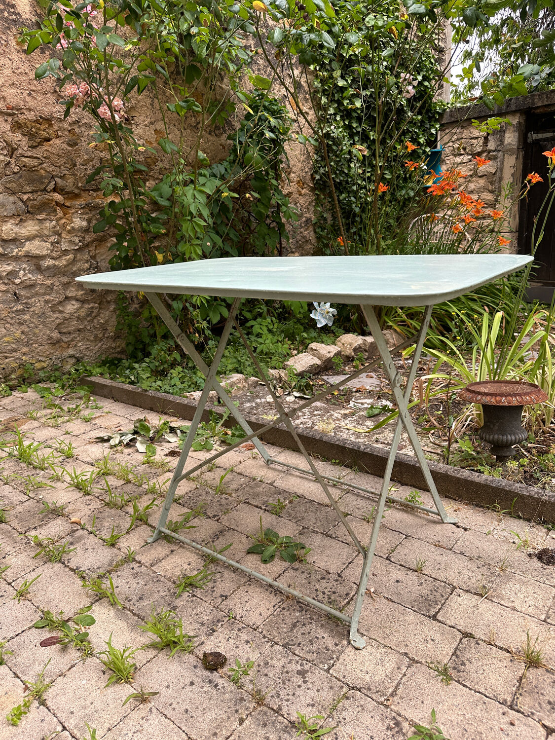 Almond green metal garden furniture