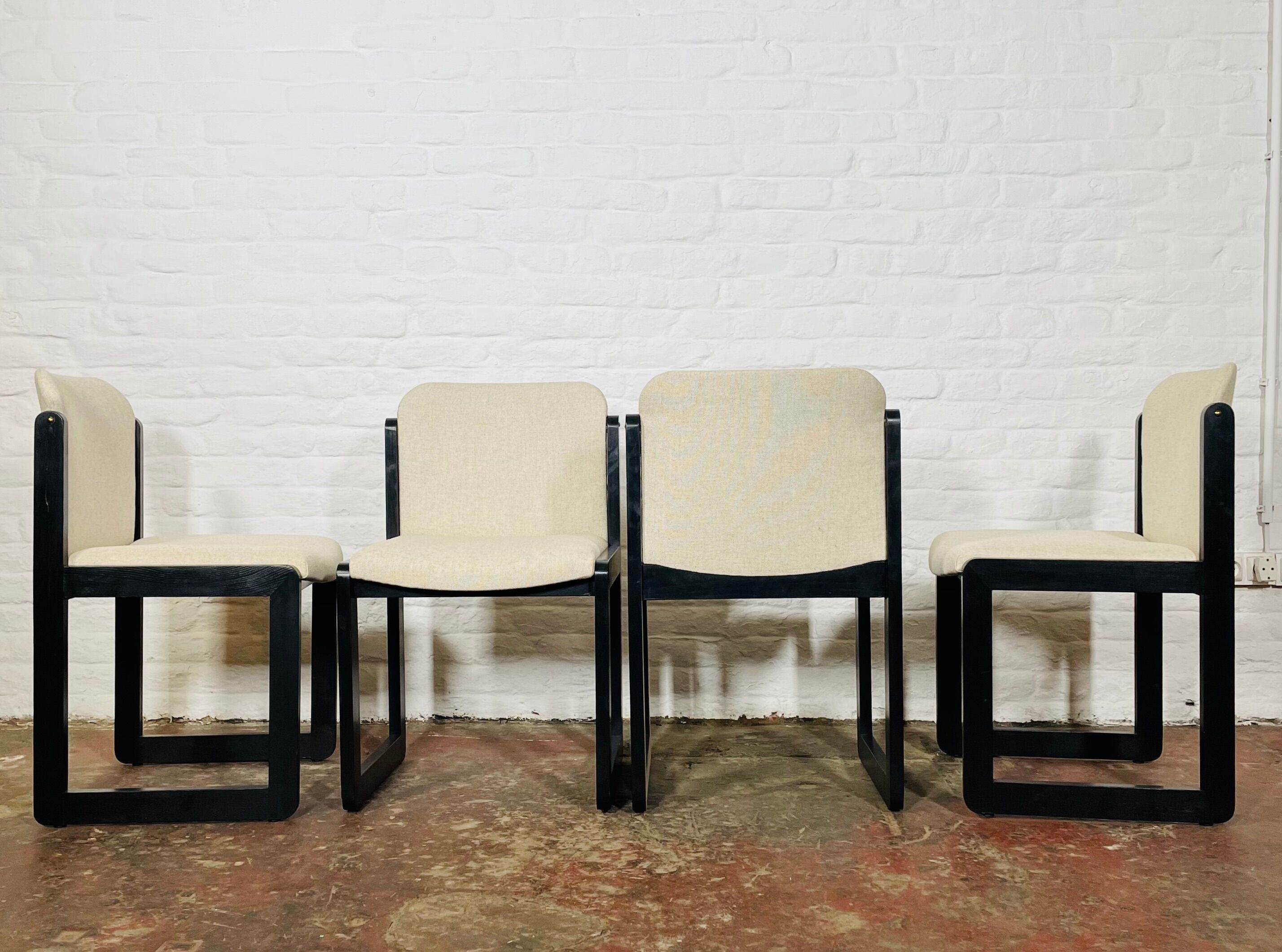 Suite de 4 chaises italiennes, 1970's