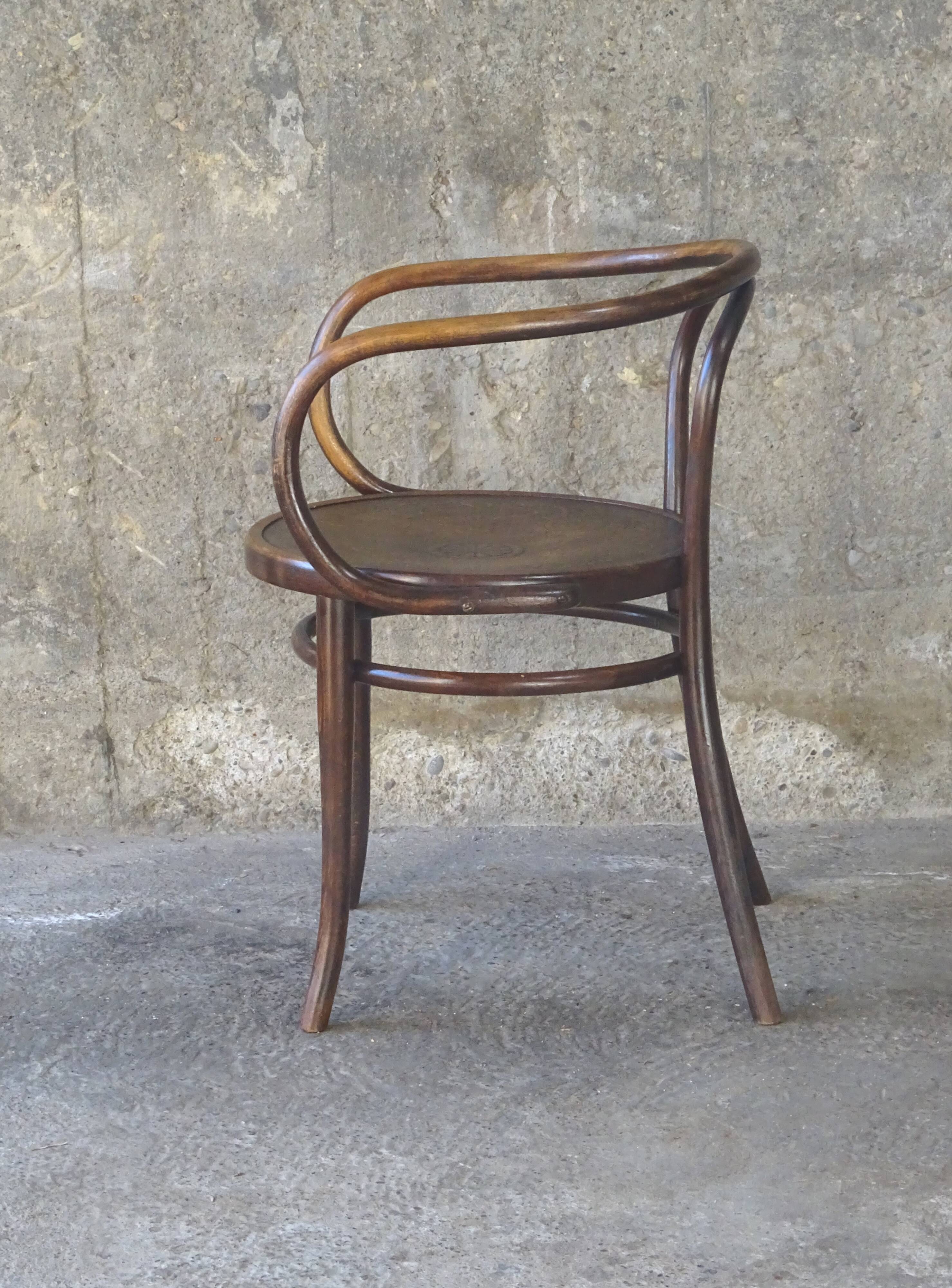 Chair Thonet B9 says Le Corbusier 1902 sitting wood