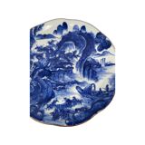 Plat japonais à décor de paysage animé