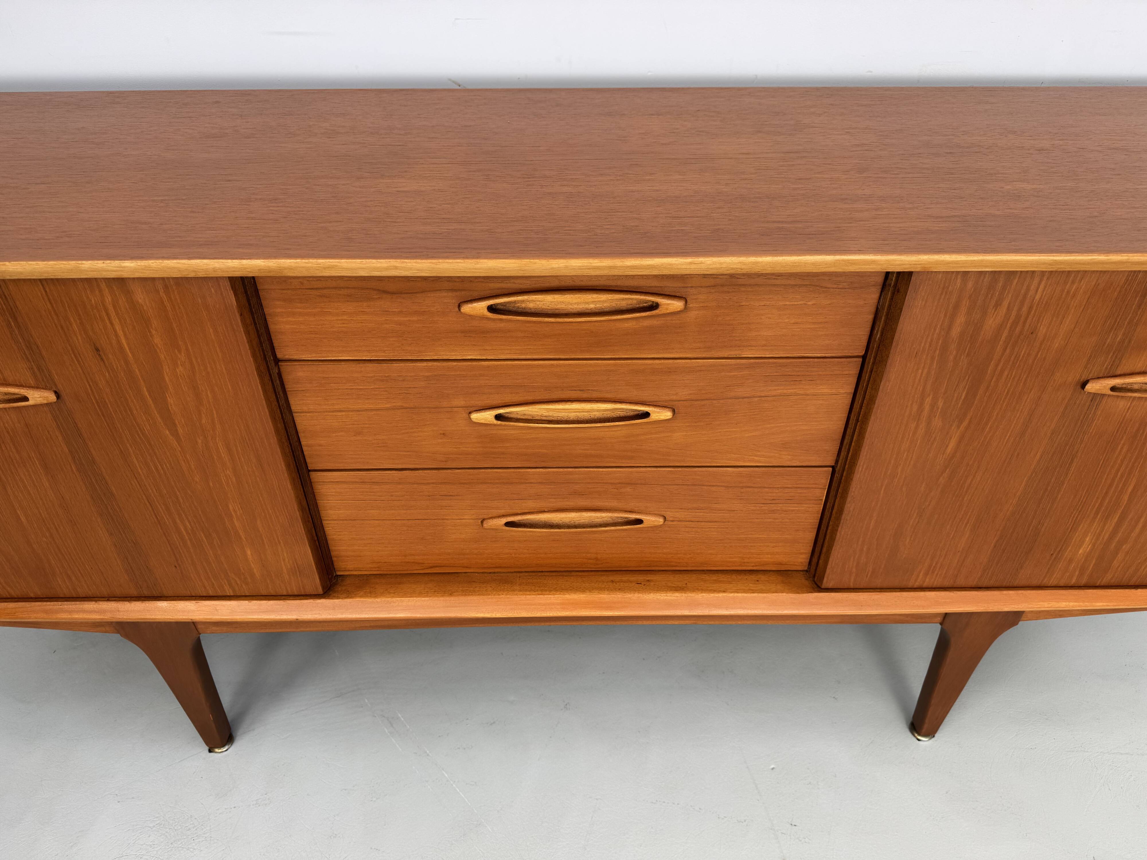 Buffet vintage de Jentique des années 60.