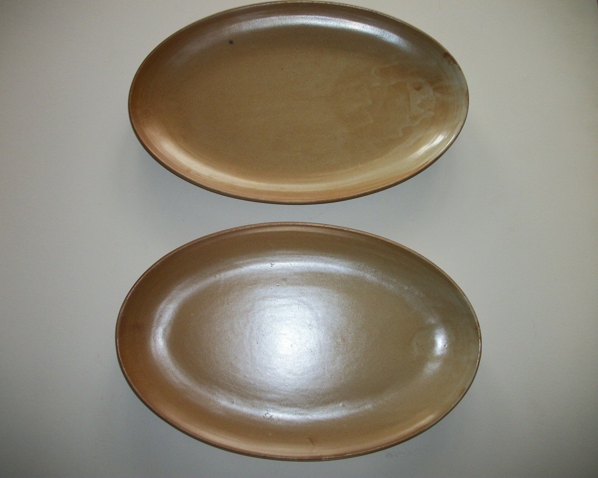 Set of oval stoneware dishes