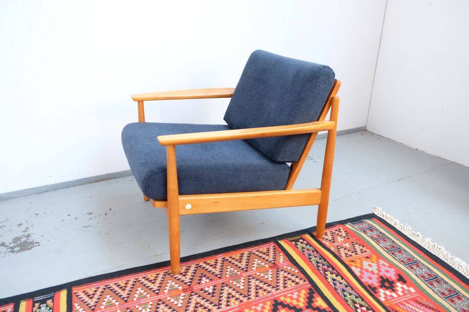 Vintage retro armchair from the 60s-70s in teak, Mid-Century style.
