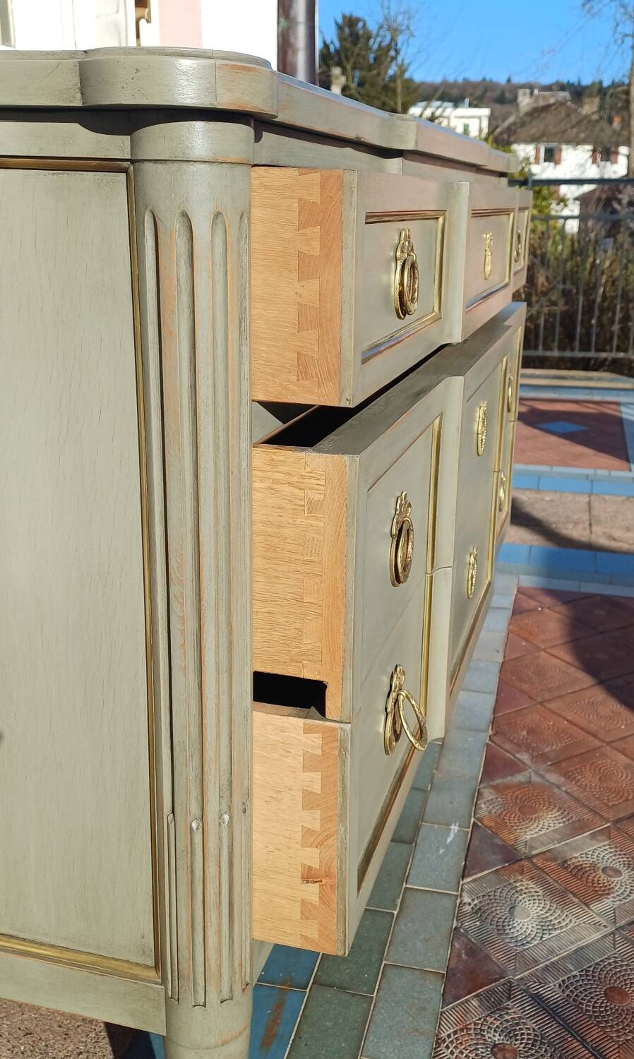 Louis XVI style patinated chest of drawers with 3 drawers.