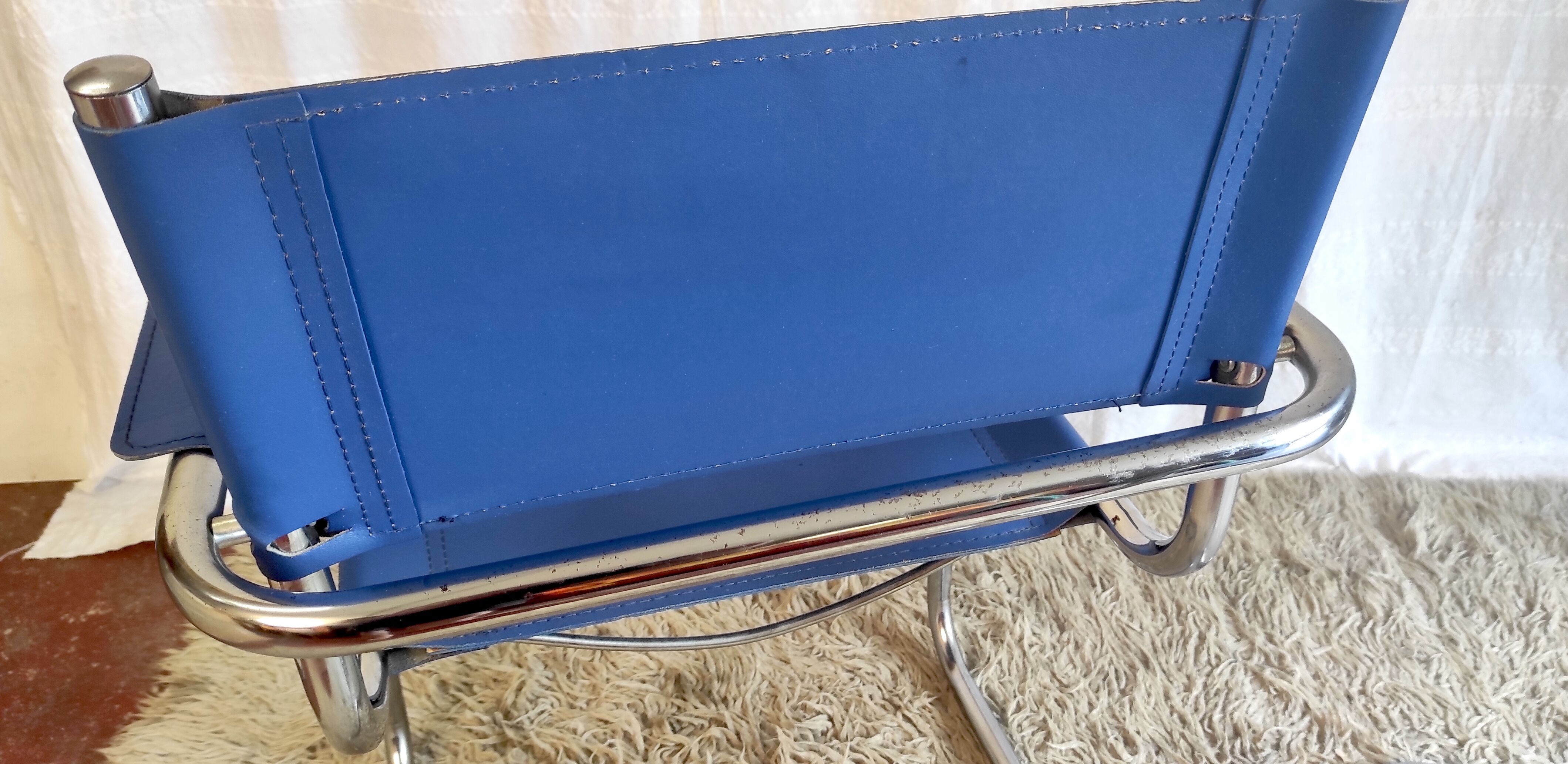 Bauhaus design "cantilever" armchair in blue leather – 80s