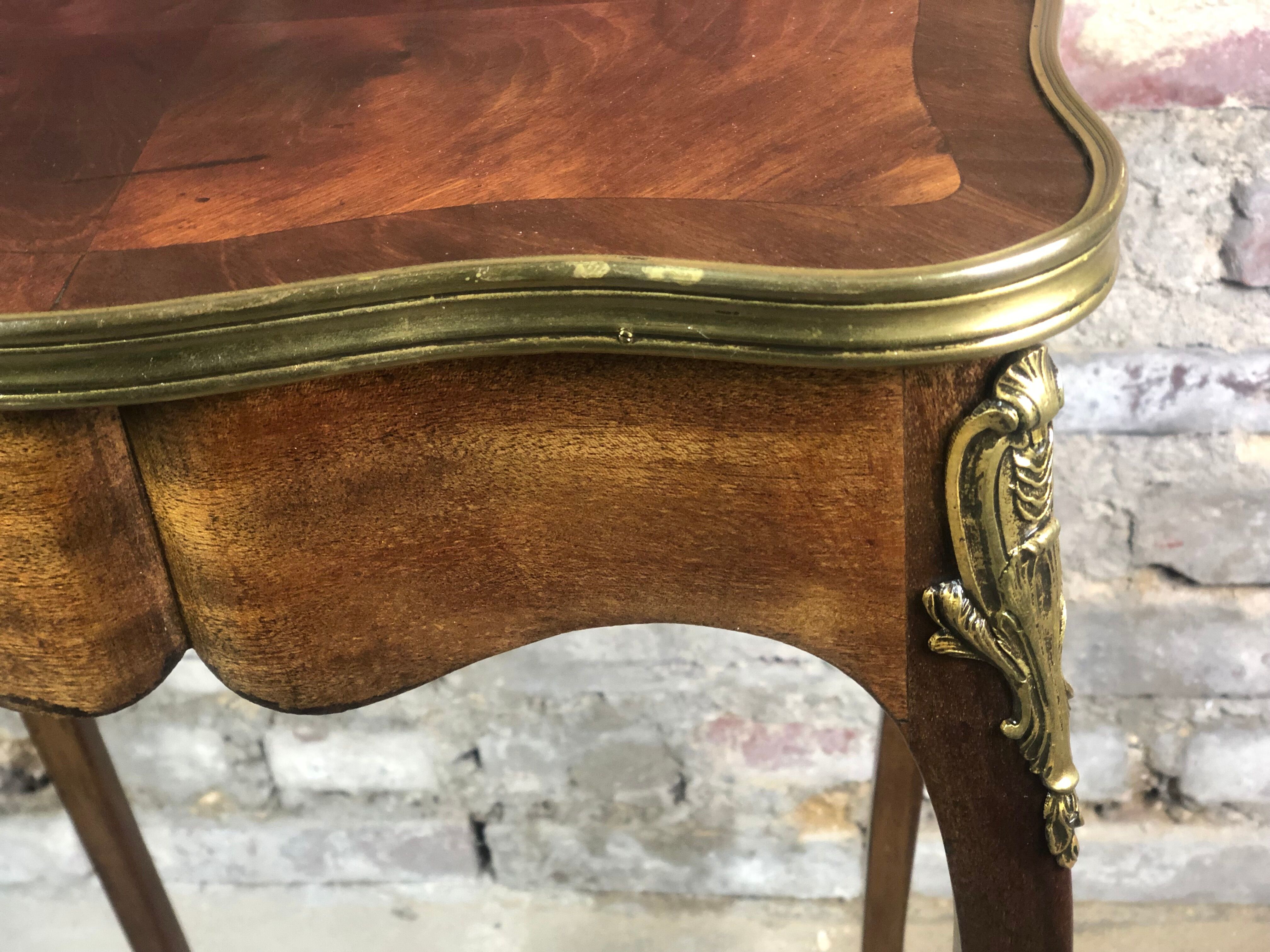 Side table Louis XV style curved in blond mahogany decorated bronze